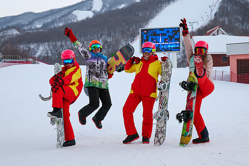 Российские туристы во время отдыха на горнолыжном курорте Масикрен в КНДР, февраль 2024 года