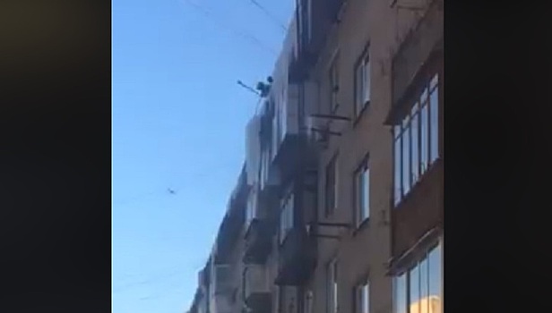 Коммунальщики сбросили метровые сосульки на автомобиль на севере Москвы