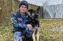 Кинолог ИК-12 ГУФСИН России по Нижегородской области со своей служебной собакой нашел пропавшего подростка