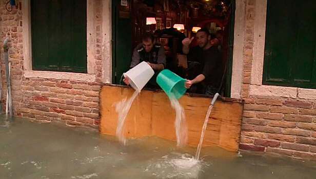 "Это катастрофа": наводнение парализовало жизнь в Венеции
