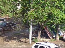 «Делают нелегальную парковку»: во дворе в Пионерском снесли веранду и поставили будку охраны