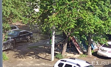 «Делают нелегальную парковку»: во дворе в Пионерском снесли веранду и поставили будку охраны