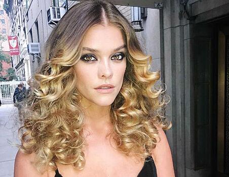 Экс-возлюбленная Ди Каприо устроила пикантную фотосессию на побережье Атлантического океана