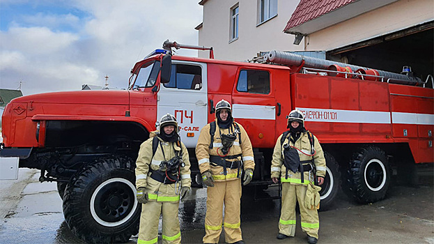 Ямальские огнеборцы спасли ребёнка из горящего многоквартирника в Яр-Сале