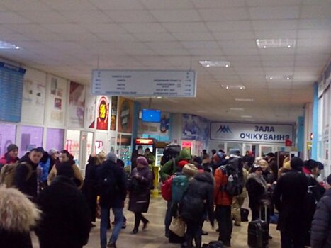 На междугороднем автовокзале в Николаеве скопилось много людей