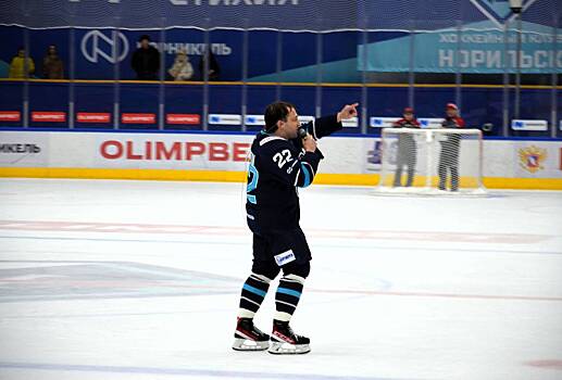 Хоккеист Анисин спел «Дым сигарет с ментолом» после победы в матче ВХЛ