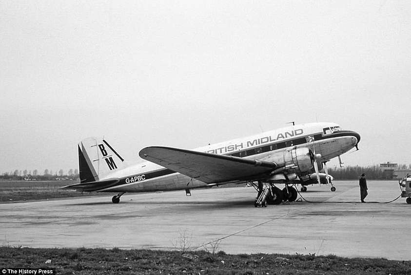 Douglas DC-3 — самолет, совершивший революцию в пассажирской авиации. Он был быстр — максимальная скорость составляла 333 километра в час, обладал достаточно большой дальностью в 2 тысячи 400 километров, мог взлетать с грунтовых аэродромов и с коротких ВПП. DC-3 использовали 24 авиакомпании в США, Европе и Латинской Америке