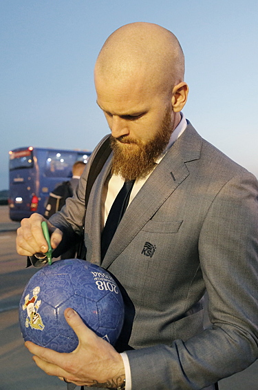 Игрок национальной сборной Исландии по футболу Арон Гуннарсон во время встречи в аэропорту города. 