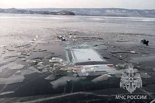 На Байкале под лед провалилась машина с четырьмя туристами