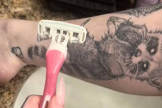 Блогерша отказалась от бритья татуировки и показала результат