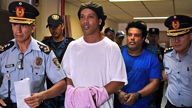 Футболист Роналдиньо арестован в Парагвае из-за поддельных паспортов