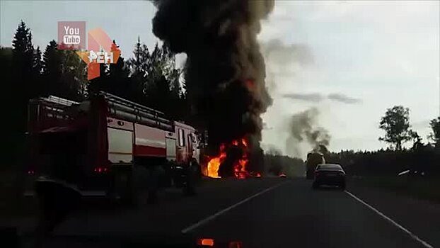 Бензовоз перевернулся и загорелся под Москвой