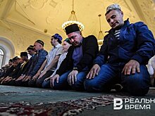 "Человек в красивой чистой одежде идет на гает, забирает пакет и уходит домой"