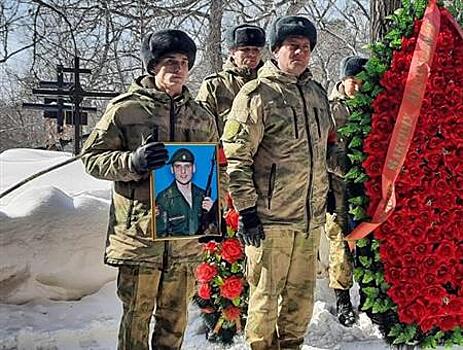 Прощание с военнослужащими погибшими на Украине в Максатихе. Похороны военнослужащего.