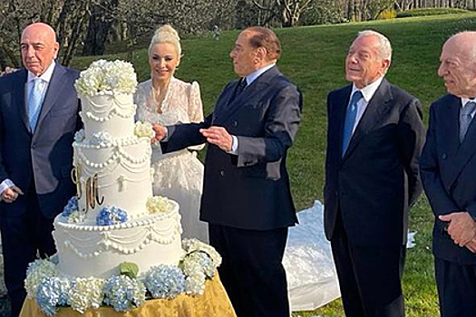 Берлускони сыграл «свадьбу» с любовницей на 53 года младше себя