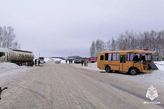 В России школьный автобус столкнулся с бензовозом