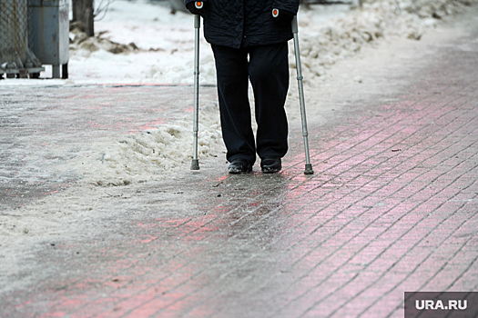 Жители Челябинска массово жалуются на скользкие улицы