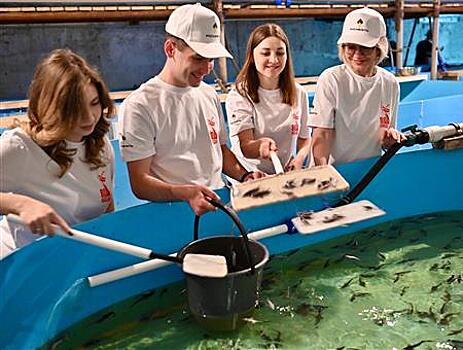 Волонтеры АО "ННК" выпустили в Волгу 170 тысяч мальков ценных пород рыб