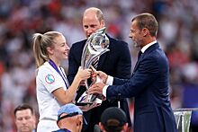 Принц Уильям вручил сборной Англии трофей за победу на женском ЧЕ-2022