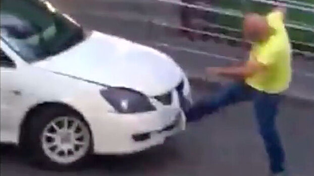 «Шутка» на парковке в Чебоксарах закончилась эпичными разборками: видео