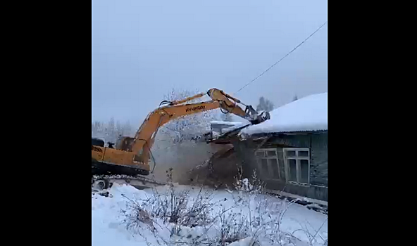 В поселке Деревянка начался снос аварийного здания старой школы