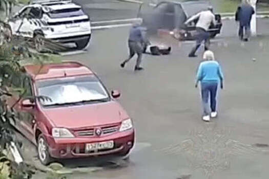 В Челябинске на видео попало, как полицейский вытащил людей из горящего авто