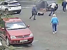 В Челябинске на видео попало, как полицейский вытащил людей из горящего авто