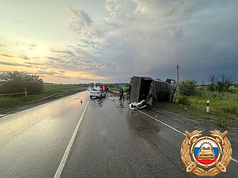 Грузовик опрокинулся после столкновения на трассе М-4 &laquo;Дон&raquo;