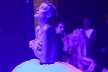Рената Литвинова прошлась с голой грудью по сцене во время гастролей