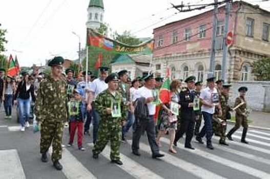 В Оренбурге День пограничника отметили шествием и возложением цветов