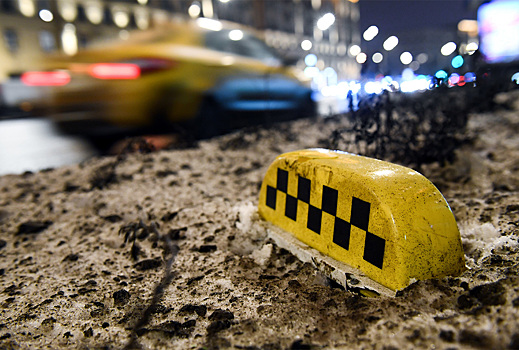 Московский таксист покатал пьяного мужчину и рекордно обогатился