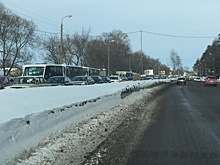 Заволга встала в огромную пробку: в чём причина затора