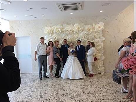 Во Дворце бракосочетаний новобрачных знакомят с мерами социальной поддержки семьи