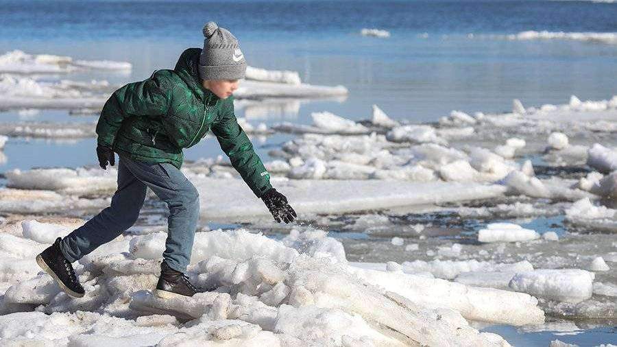 В Златоусте школьники устроили опасный сплав на льдине по реке Ай