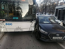 Пассажирка травмировалась: в Ростове на проспекте Стачки в ДТП попал полный людей автобус