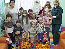 Юных пациентов КГБ №2 поздравили с наступающим Новым годом