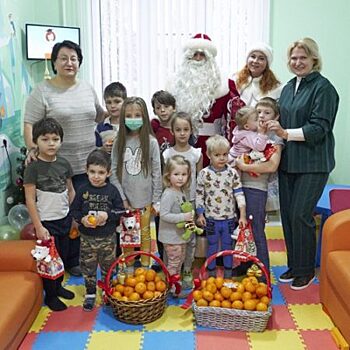 Юных пациентов КГБ №2 поздравили с наступающим Новым годом
