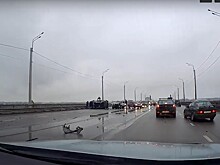 На Восточном мосту перевернулся внедорожник
