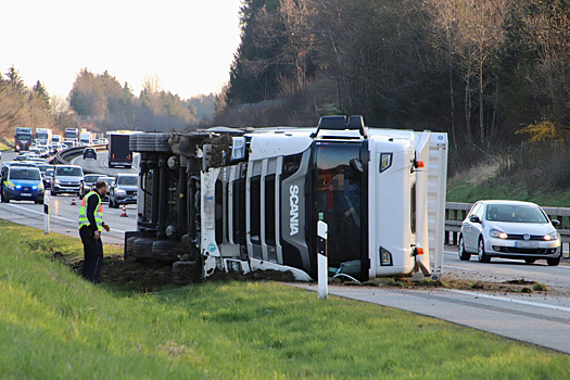 Грузовая фура перевернулся на МКАД