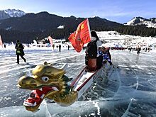 Гонки на лодках-драконах по льду озера Тяньчи в Синьцзяне
