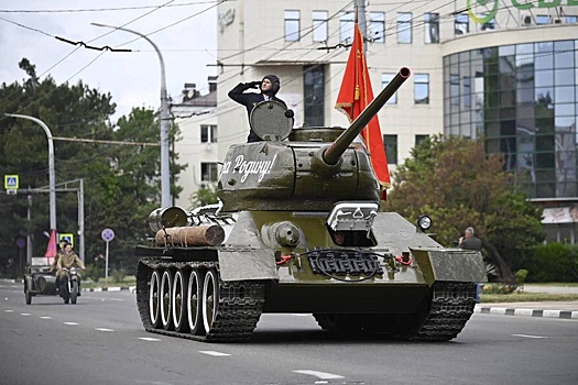На Параде Победы в Новороссийске колонну военной техники возглавил танк Т-34