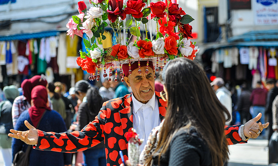 Мужчина с цветами в честь Международного женского дня в Тунисе, 2022 год