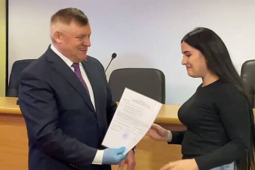 Вручение российским мэром сертификатов на жилье в резиновой перчатке объяснили