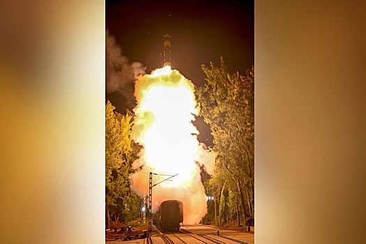 Индия впервые запустила баллистическую ракету с мобильного ж/д комплекса