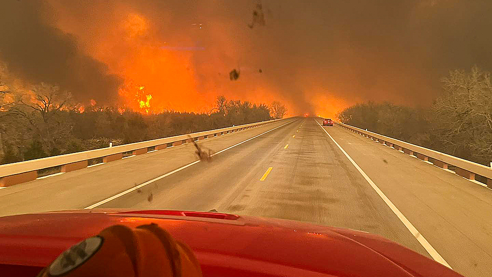 Один из лесных природных пожаров в Техасе подобрался вплотную к шоссе