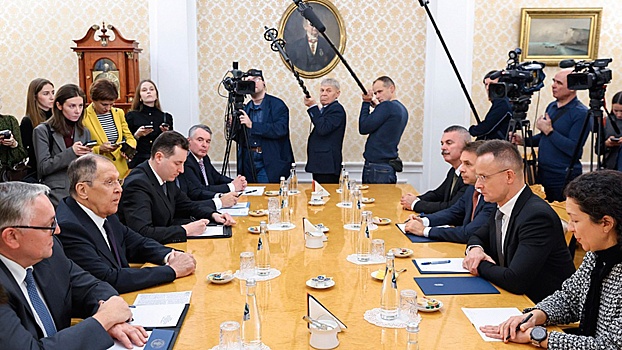 Лавров увлекся на встрече с Сийярто беседой на английском