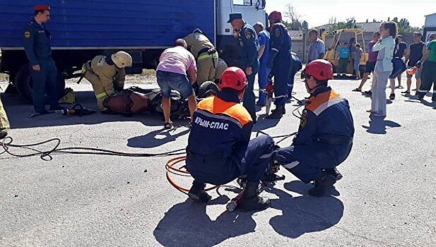 В Феодосии мотоциклист погиб под колесами грузовика