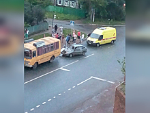 Не успел затормозить из-за дождя: в Уфе легковушка врезалась в маршрутку