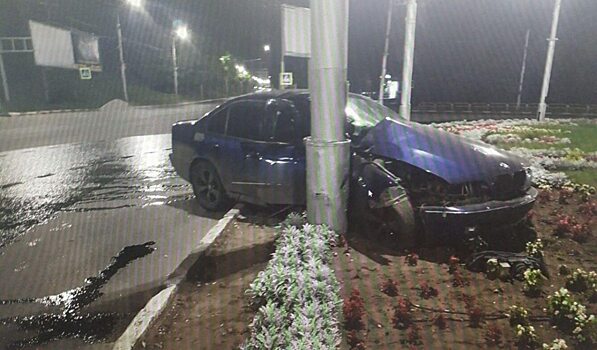 Пассажир из BMW госпитализирован после столкновения со столбом в Саратове