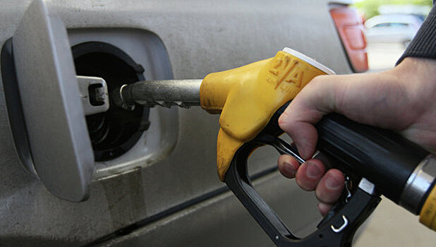 Цена литра бензина упала ниже 10 рублей в США